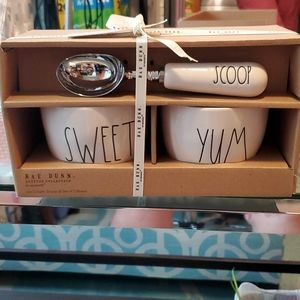 Rae Dunn ice cream set with scoop and two bowls